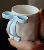 Ceramic Mug Set with Bow Design & Lid – 400 ml – Cute Couple Gift – Blue & Pink - Image 2